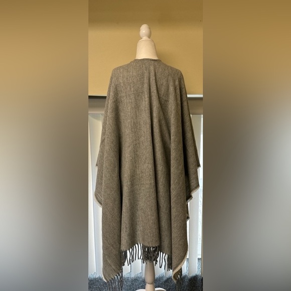 100% Wool Shaw - Picture 7 of 7